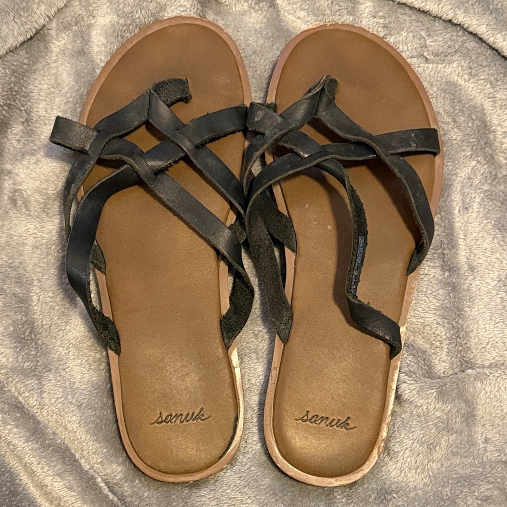 🖤 Sanuk Strappy Black and Brown Flip Flops / Sandals